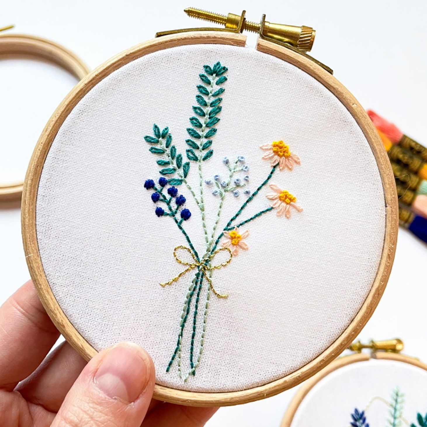 Kit complet de broderie d'un bouquet champêtre