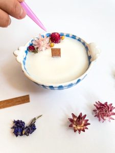 Atelier créatif pour réaliser ses propre bougies décorative avec fleurs sechées