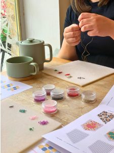 Atelier de tissage de perles Miyuki en seine et marne pour réaliser ue broche grigri